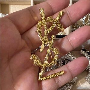 Luxurious Gold Twisted Rope Brooch